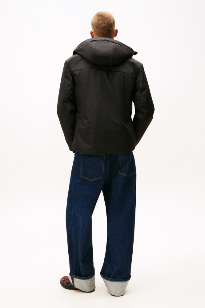 Tommy Jeans zwarte heren jas | Model