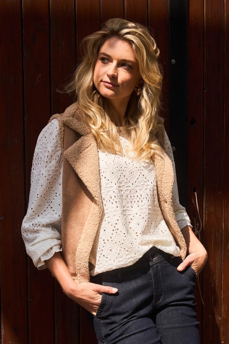 Red Button camel dames gilet | Sfeerbeeld, In situatie