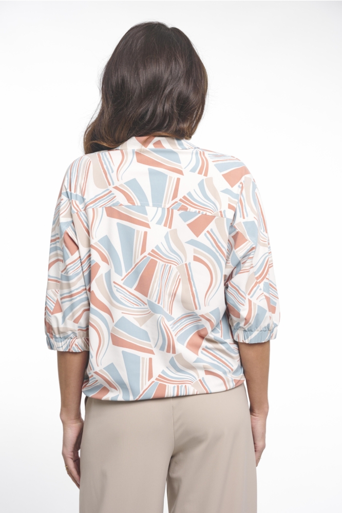 Zoso beige dames blouse | Model achteraanzicht