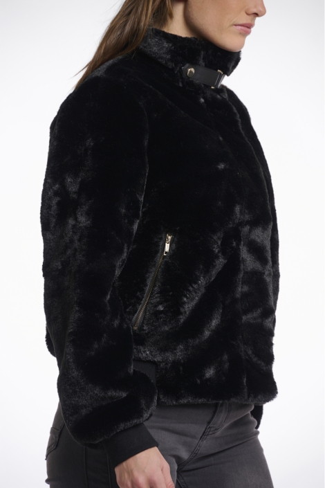 Rino & Pelle zwarte dames jas | Model zijaanzicht