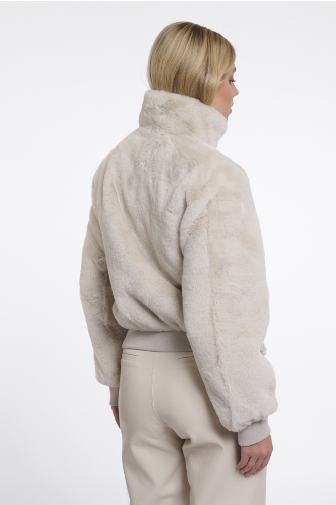 Rino & Pelle beige dames jas | Model achteraanzicht