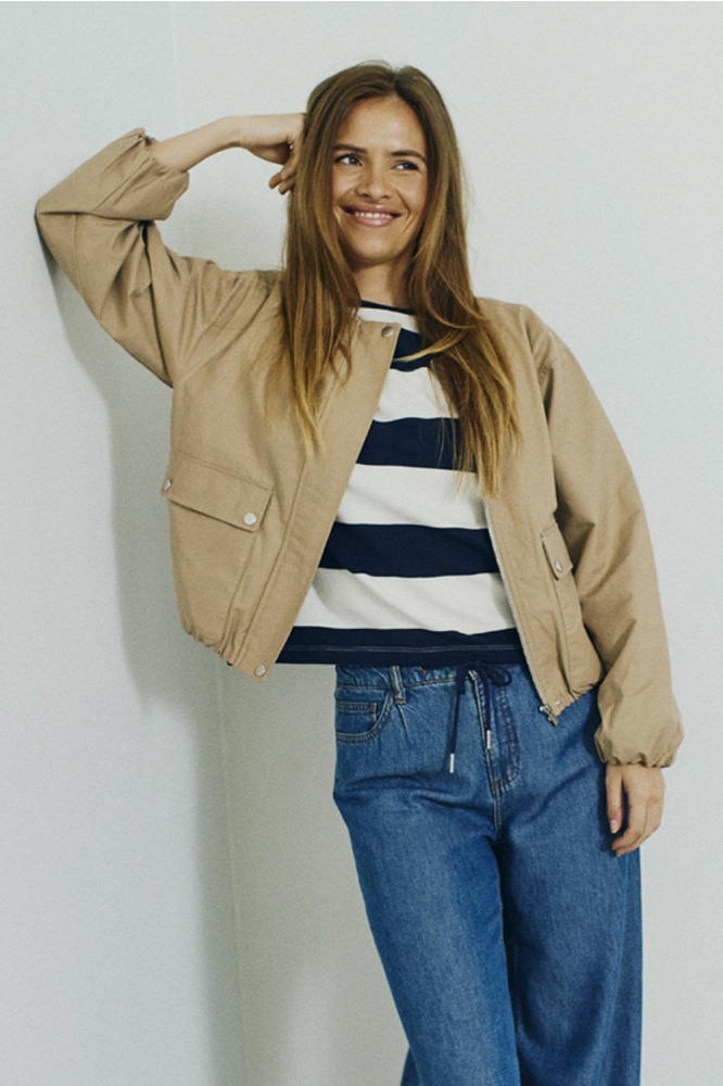 Freequent beige dames blazer | Model vooraanzicht