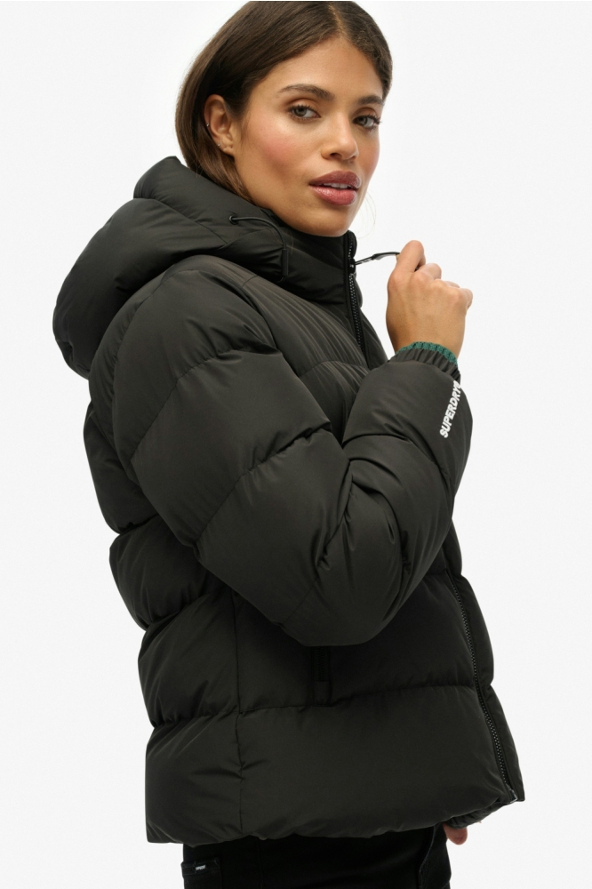 Superdry zwarte dames jas | Model zijaanzicht