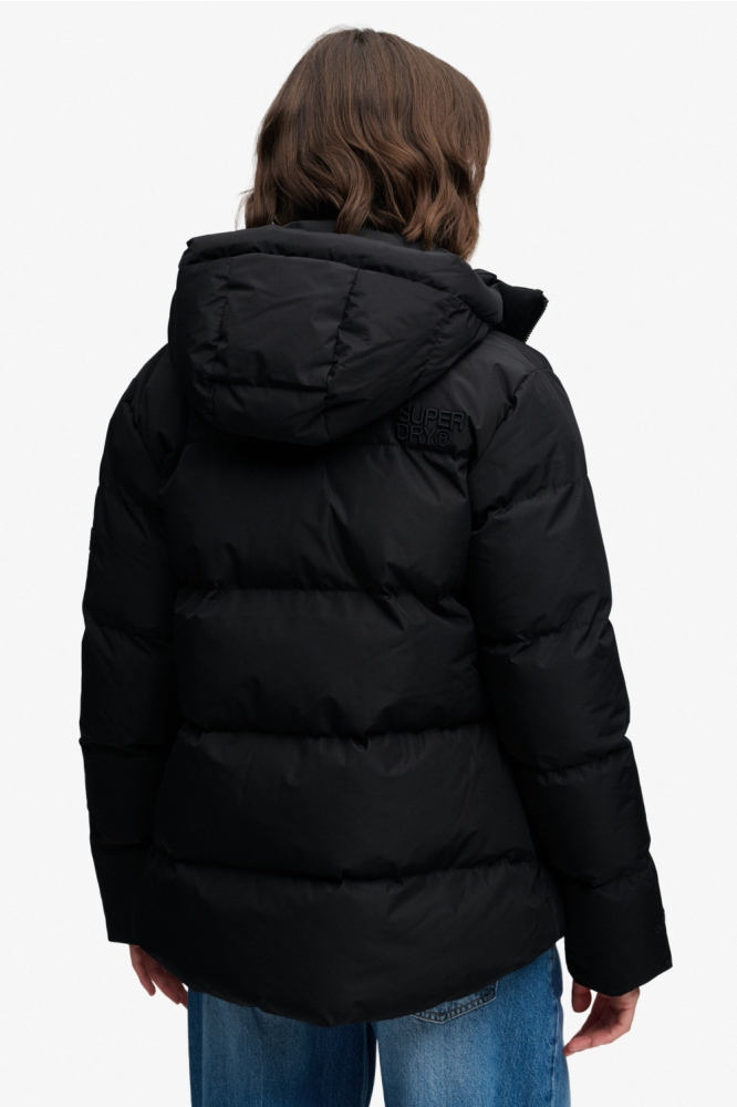 Superdry zwarte dames jas | Model achteraanzicht