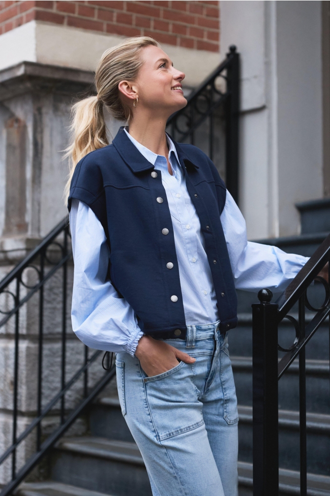 Red Button blauwe dames gilet | Sfeerbeeld, In situatie