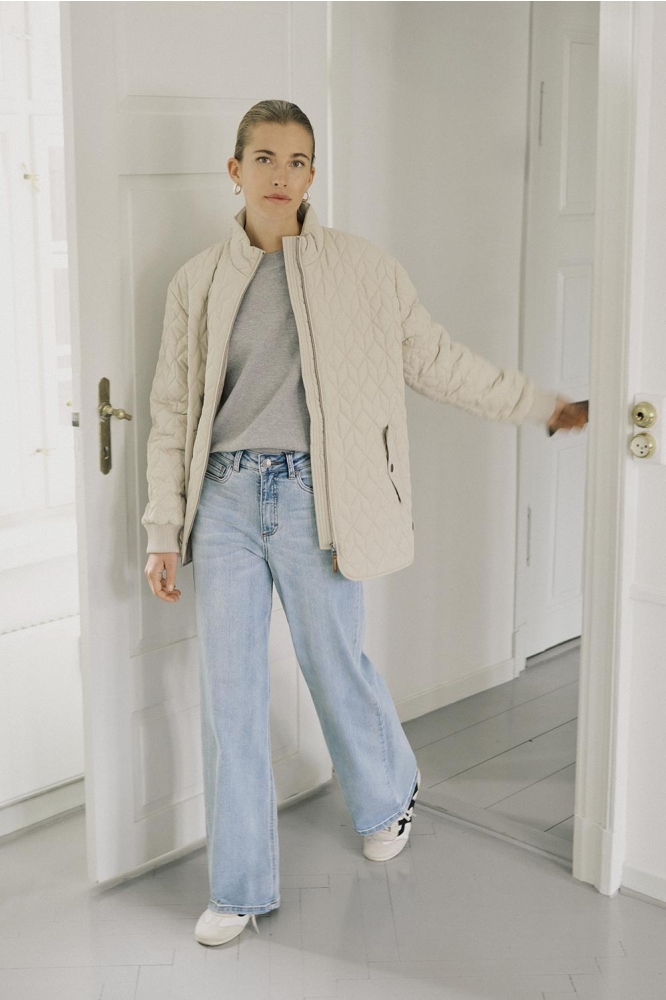 Kaffe ecru dames jas | Sfeerbeeld, In situatie