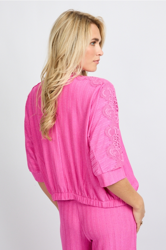 Fluresk roze dames jas | Model achteraanzicht