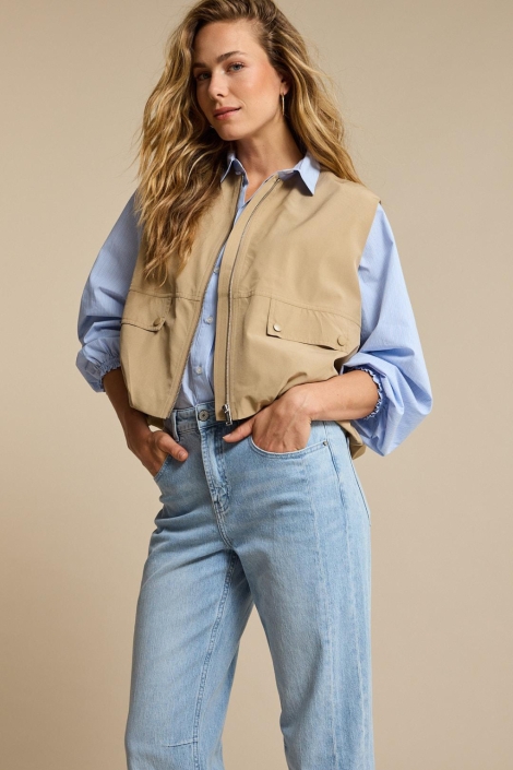 Red Button zand dames gilet | Model vooraanzicht