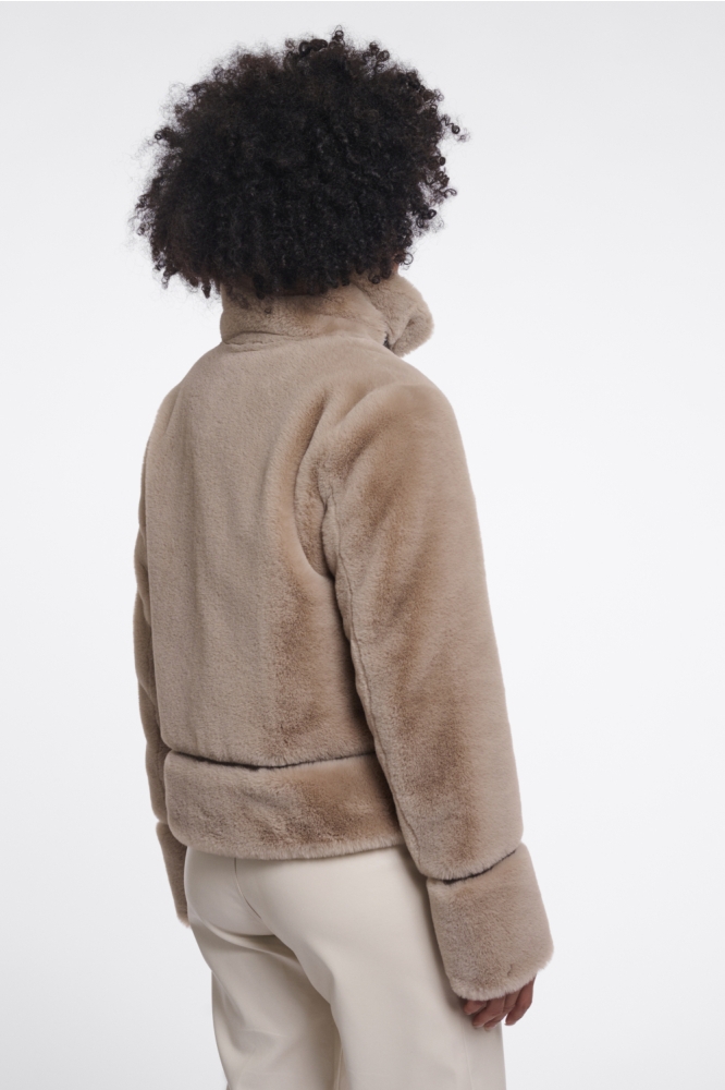 Rino & Pelle beige dames jas | Model achteraanzicht