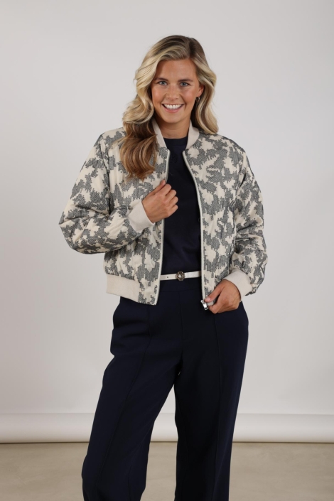 Nukus beige dames jas | Model vooraanzicht