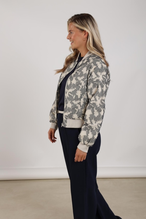 Nukus beige dames jas | Model zijaanzicht