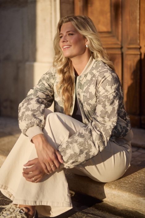 Nukus beige dames jas | Sfeerbeeld, In situatie