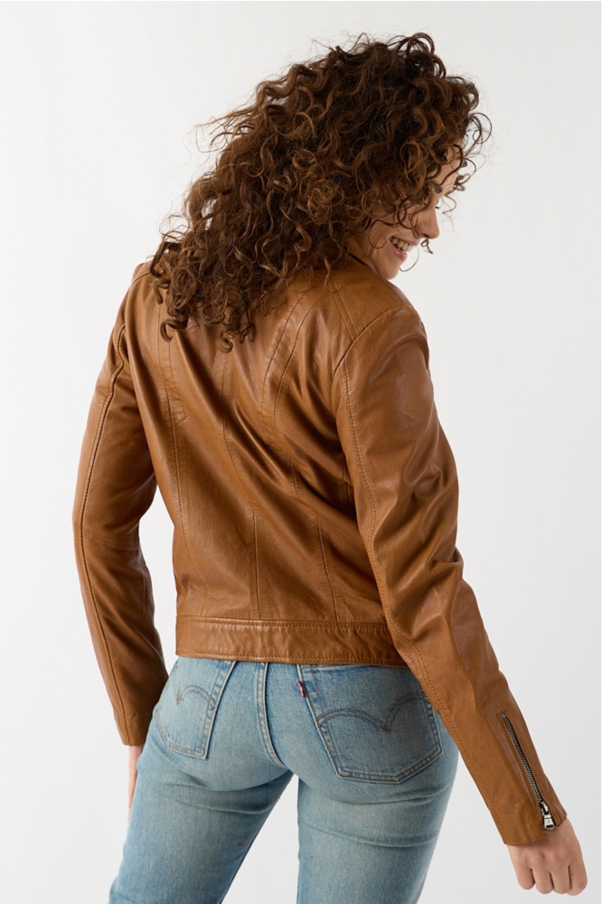 Donders cognac dames leren jas | Model achteraanzicht