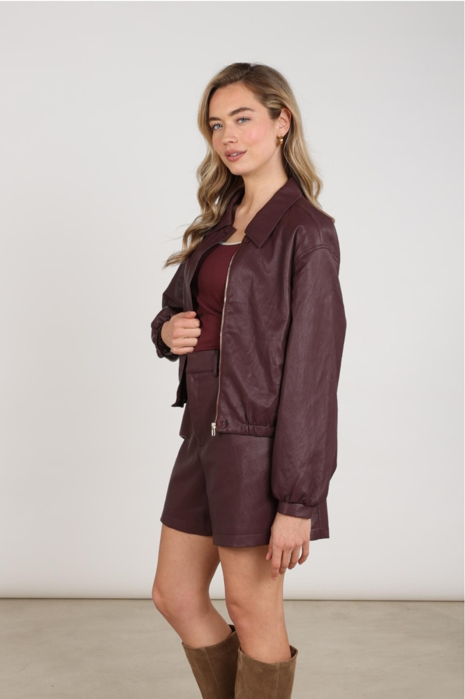 Nukus bordeaux dames jas | Model zijaanzicht