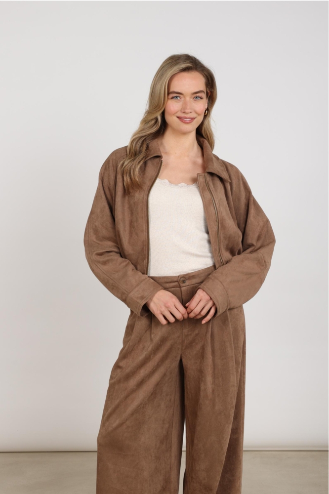 Nukus taupe dames jas | Model vooraanzicht