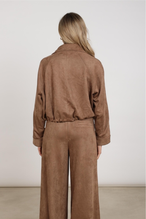 Nukus taupe dames jas | Model achteraanzicht