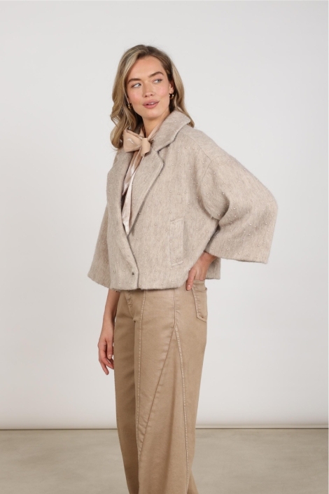 Nukus zand dames jas | Model zijaanzicht