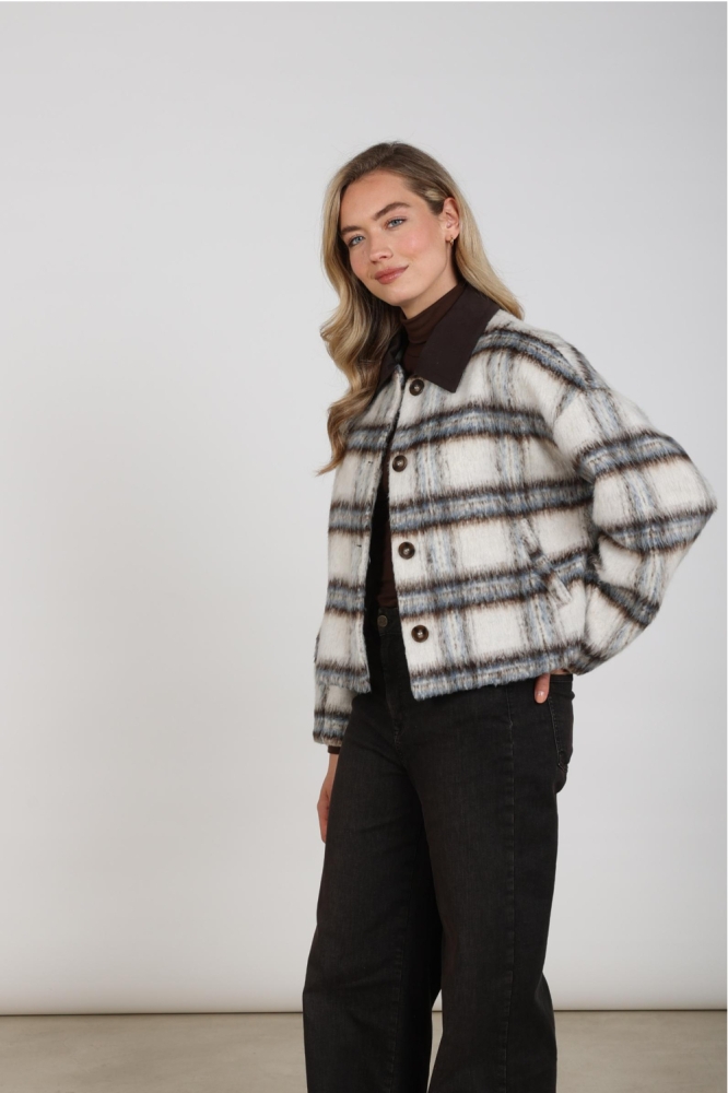 Nukus beige dames jas | Model vooraanzicht