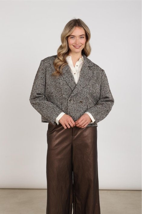 Nukus bruine dames jas | Model vooraanzicht