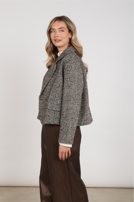 Nukus bruine dames jas | Model zijaanzicht