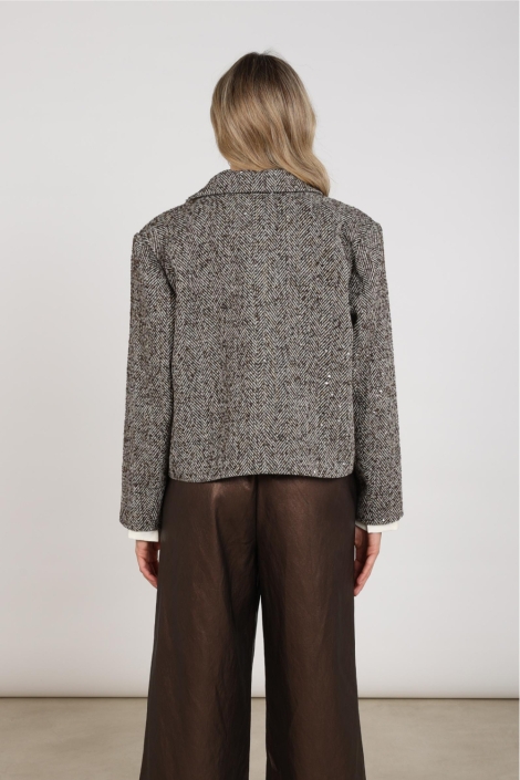 Nukus bruine dames jas | Model achteraanzicht