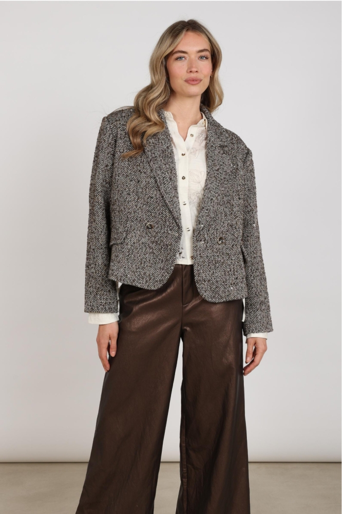 Nukus bruine dames jas | Model vooraanzicht