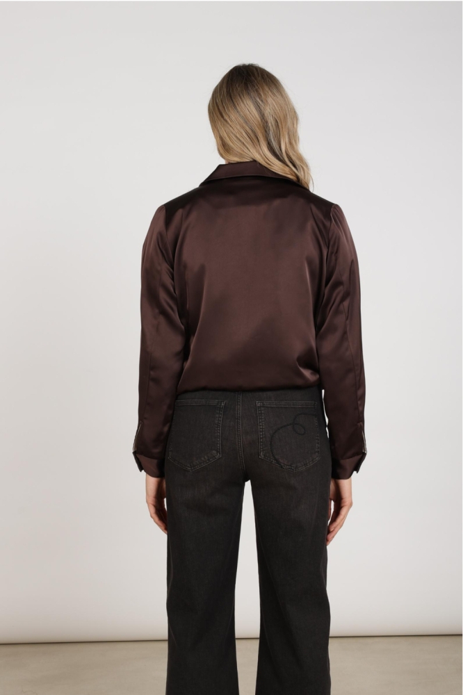 Nukus bruine dames jas | Model achteraanzicht