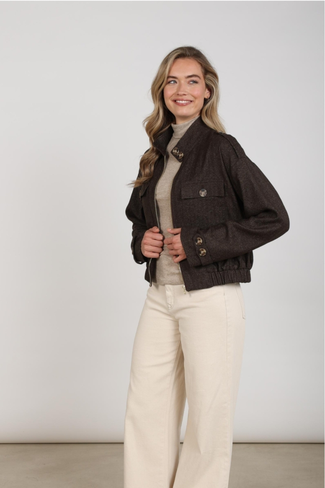 Nukus bruine dames jas | Model vooraanzicht