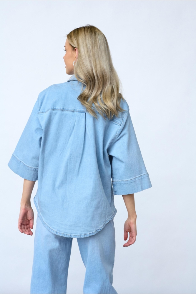 SisterS point blauwe dames blouse | Model achteraanzicht
