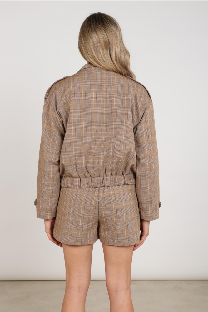 Nukus camel dames jas | Model achteraanzicht