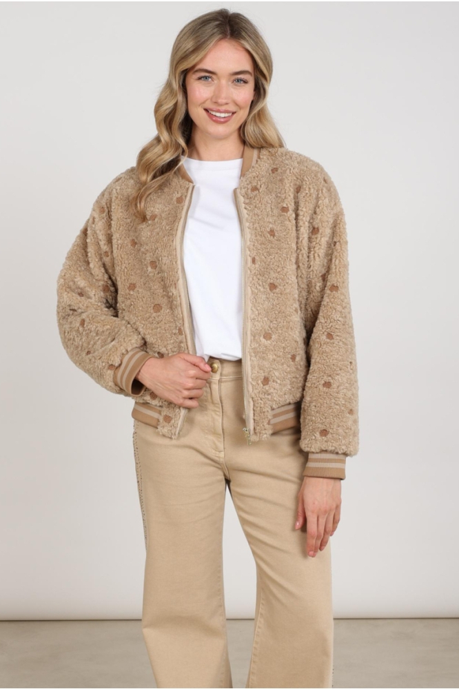 Nukus zand dames jas | Model vooraanzicht