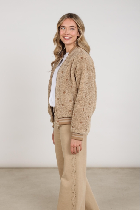 Nukus zand dames jas | Model zijaanzicht