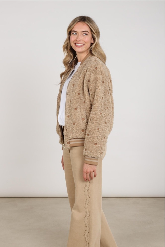 Nukus zand dames jas | Model zijaanzicht