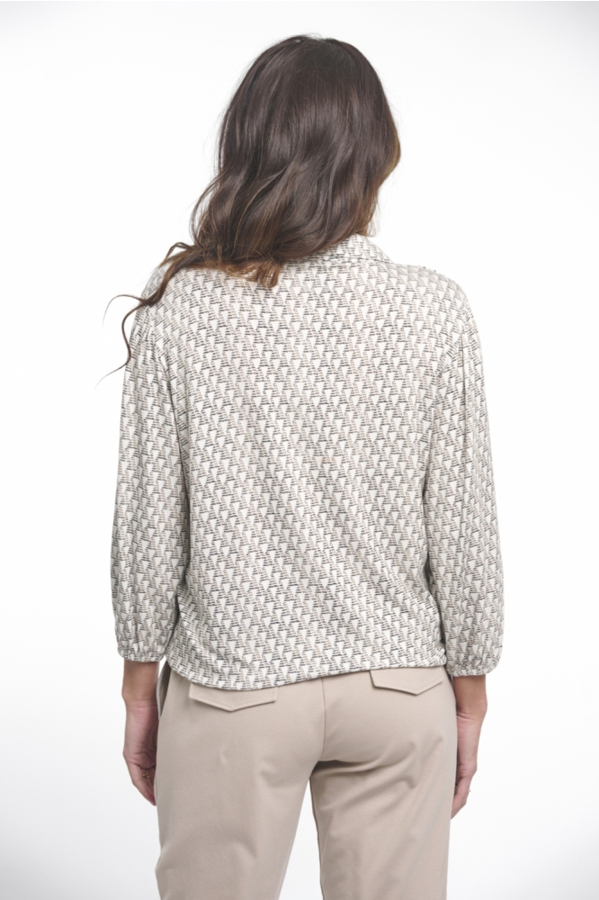 Zoso beige dames blouse | Model achteraanzicht