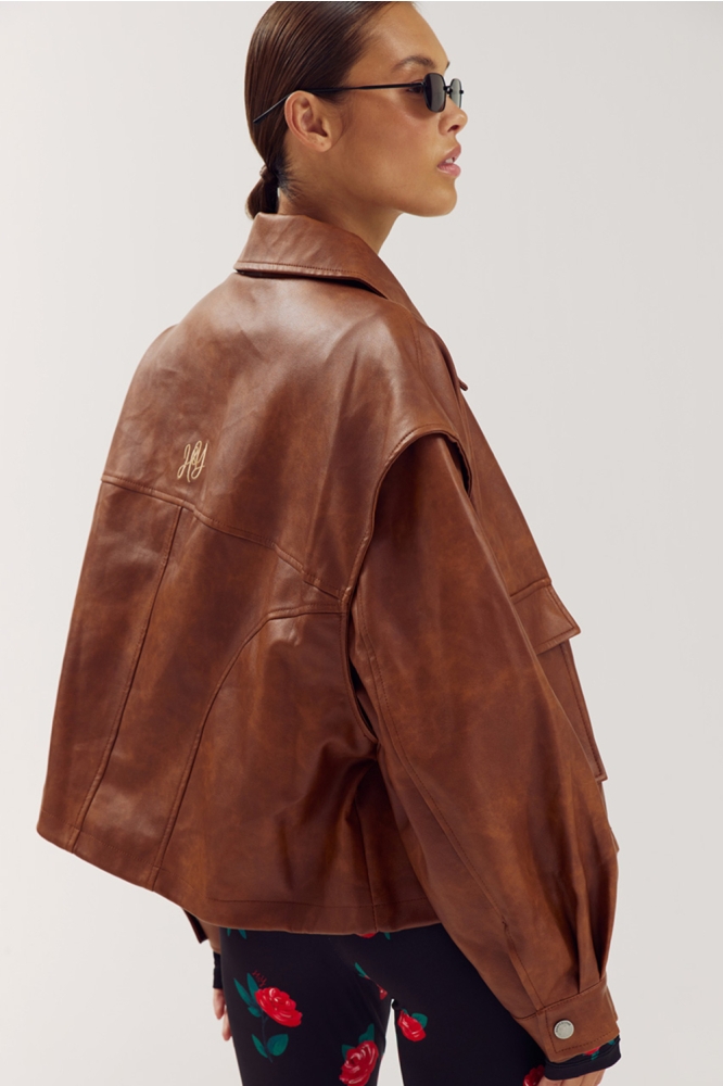 Harper & Yve cognac dames jas | Model achteraanzicht