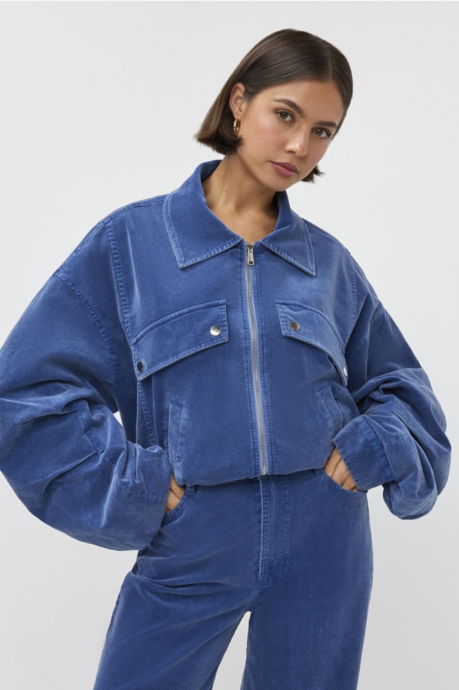 Studio Amaya blauwe dames jas | Model vooraanzicht