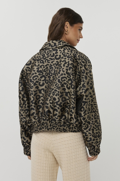 Studio Amaya camel dames jas | Model achteraanzicht