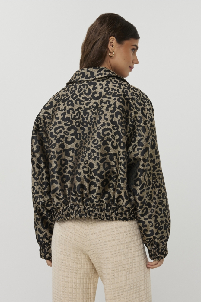 Studio Amaya camel dames jas | Model achteraanzicht