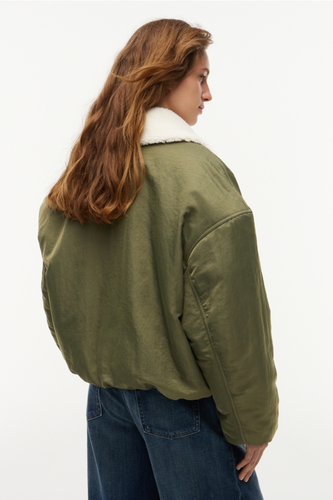 Tommy Jeans groene dames jas | Model achteraanzicht