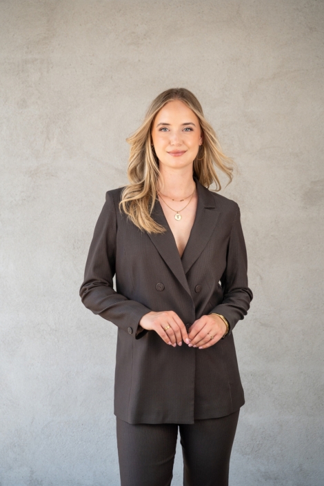 TQ Amsterdam bruine dames blazer | Model vooraanzicht