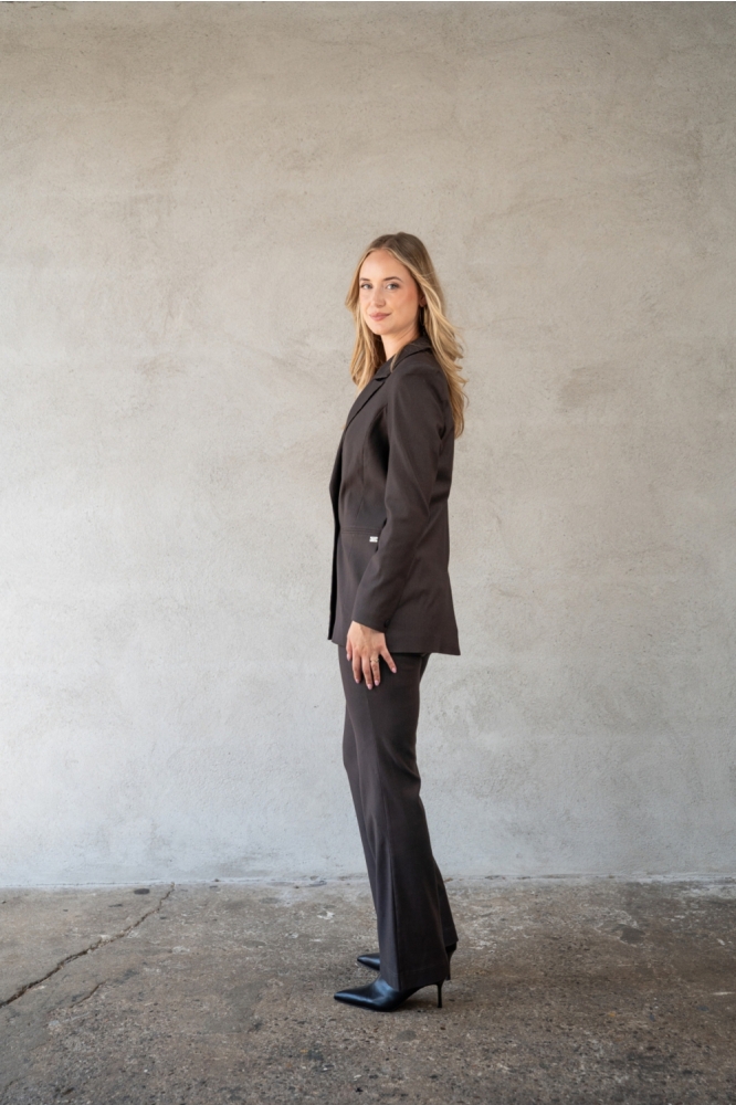 TQ Amsterdam bruine dames blazer | Model