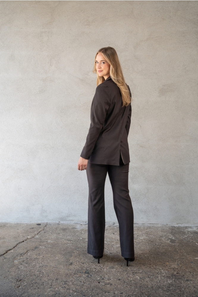 TQ Amsterdam bruine dames blazer | Model
