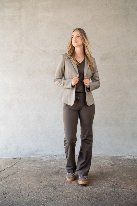 TQ Amsterdam beige dames blazer | Model