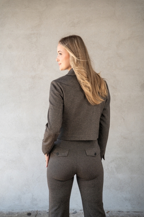 TQ Amsterdam bruine dames blazer | Model achteraanzicht