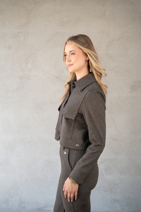 TQ Amsterdam bruine dames blazer | Model zijaanzicht