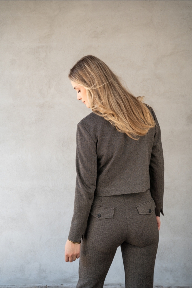 TQ Amsterdam bruine dames blazer | Model achteraanzicht