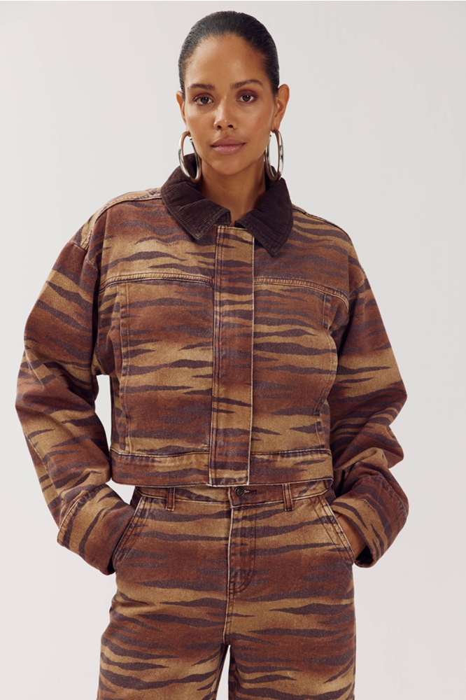 Harper & Yve camel dames jas | Model vooraanzicht