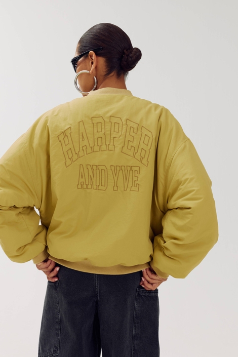 Harper & Yve gele dames jas | Model achteraanzicht