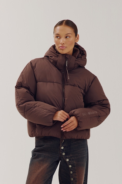 Harper & Yve bruine dames jas | Model vooraanzicht