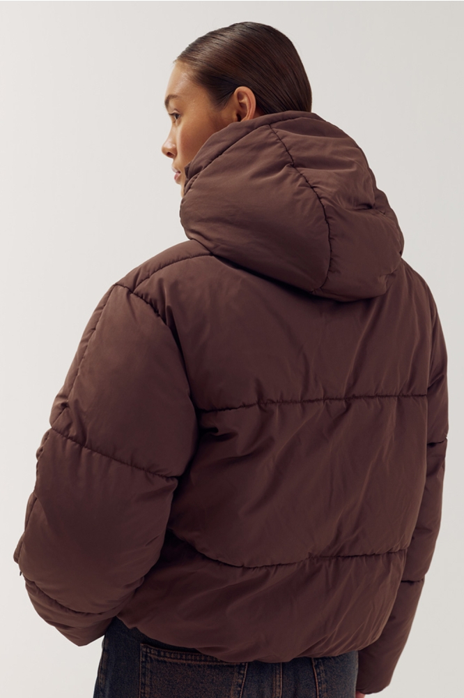 Harper & Yve bruine dames jas | Model achteraanzicht
